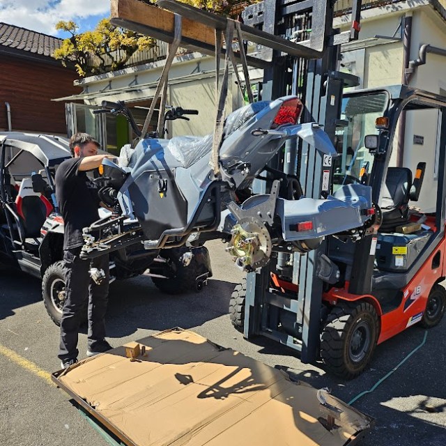 a motorcycle is parked on the side of a building